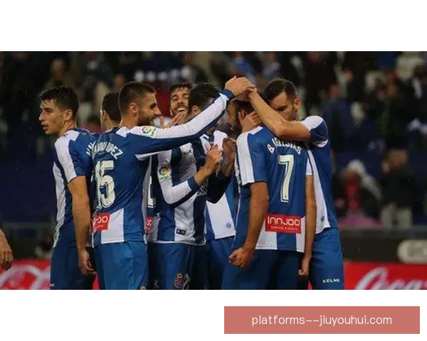 尼科埃尔维迪防线频现漏洞暴露球队防守不稳定问题